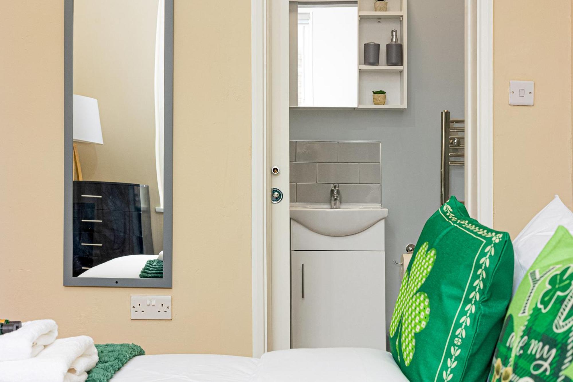 Charming One Bedroom In Camden Londra